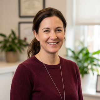 Laura Bennett, responsable des standards de la plateforme chez Vérane Parténoire, photographiée pour une photo de profil